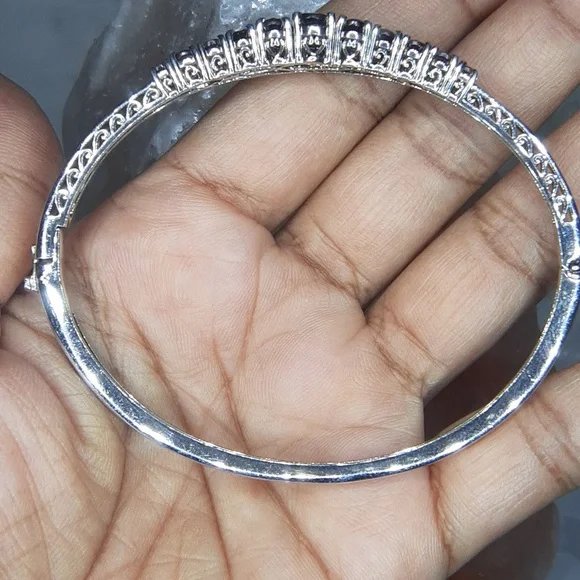 925 Genuine, Untreated Garnet Bangle. - Picture 10 of 11